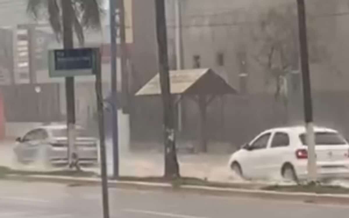 Avenida Ceará jest pokryta wodą po ulewnym deszczu, który uderzył Rio Branco; WIDEO