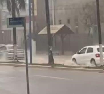 Avenida Ceará jest pokryta wodą po ulewnym deszczu, który uderzył Rio Branco; WIDEO