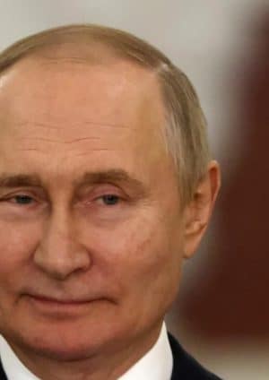 Putin pokazuje nowe bazy wojskowe, używając podłogi swojego europejskiego partnera