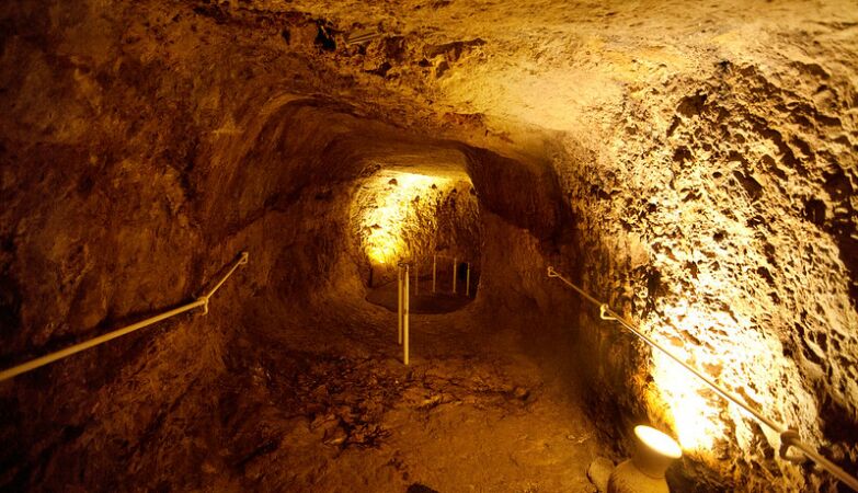 Neandertalczycy, współcześni ludzie i tajemnicza ludzka linia. Wszystko razem w jaskini