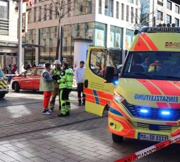 Samochód postępuje nad tłumem w Mannheim. Jest co najmniej jeden martwy człowiek