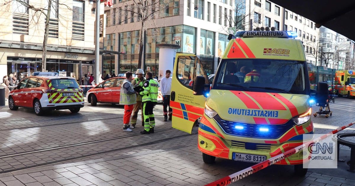 Samochód postępuje nad tłumem w Mannheim. Jest co najmniej jeden martwy człowiek