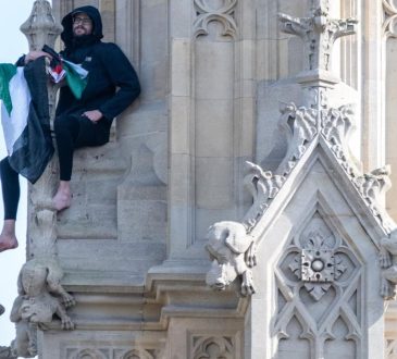 Człowiek, który wspiął się na Big Bena aresztowany przez policję, gdy tylko zejdzie z wieży