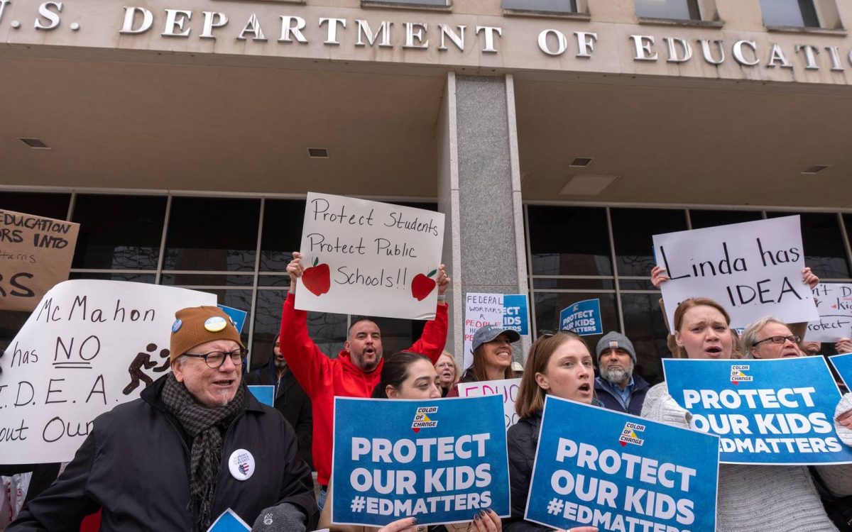 Pracownicy przemawiają u drzwi Departamentu Edukacji USA po masowej dyskwalifikacji