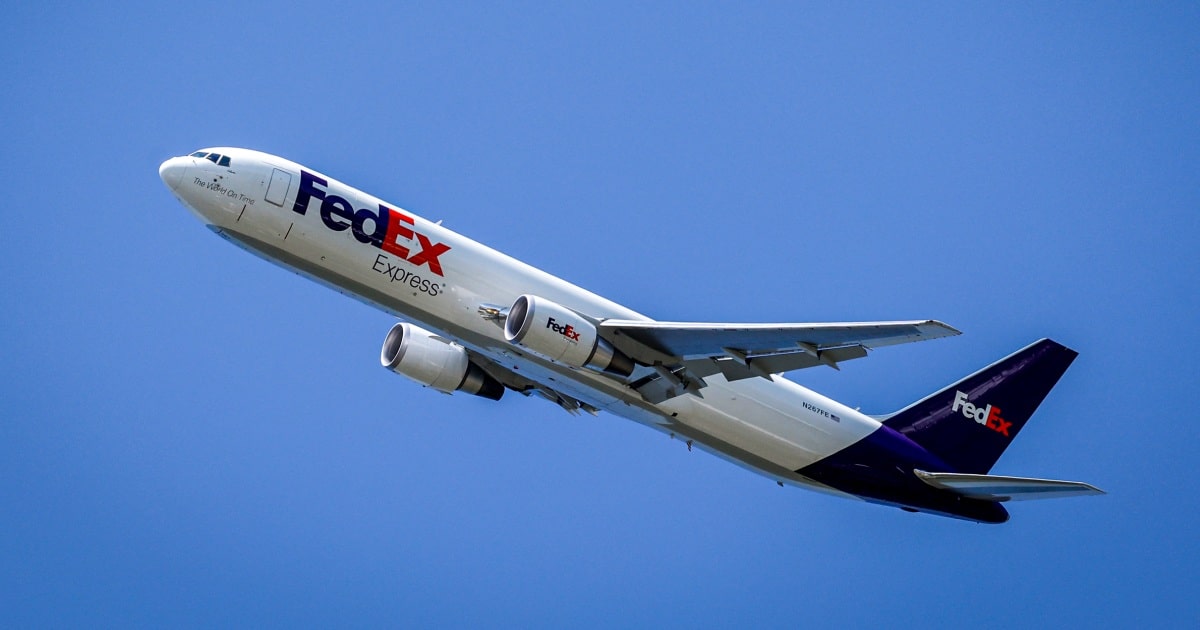 FedEx Flight zderza się z ptakiem podczas startu z lotniska w Newark