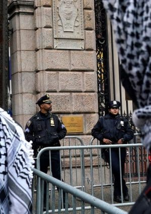 Policja odpowiadająca na zagrożenie bomby jasne protestujące pro-palestyńskie zajmujące bibliotekę Barnard College