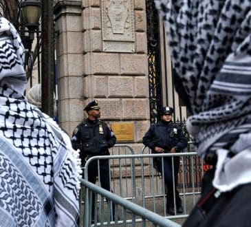 Policja odpowiadająca na zagrożenie bomby jasne protestujące pro-palestyńskie zajmujące bibliotekę Barnard College