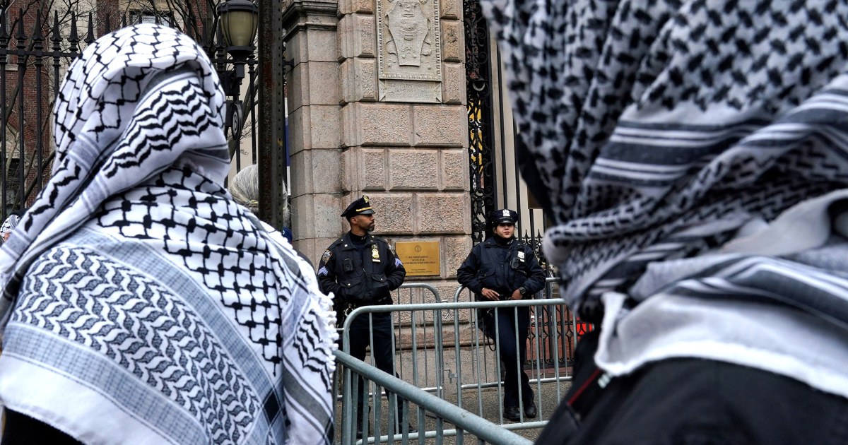 Policja odpowiadająca na zagrożenie bomby jasne protestujące pro-palestyńskie zajmujące bibliotekę Barnard College