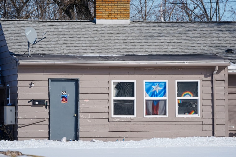 Puerto Rican i Rainbow Flags wisi ku pamięci Sam Nordquist w Patty's Lodge 