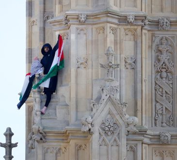 Wspiął się na Big Bena Barefoot Tower i był tam przez 16 godzin przez Palestynę