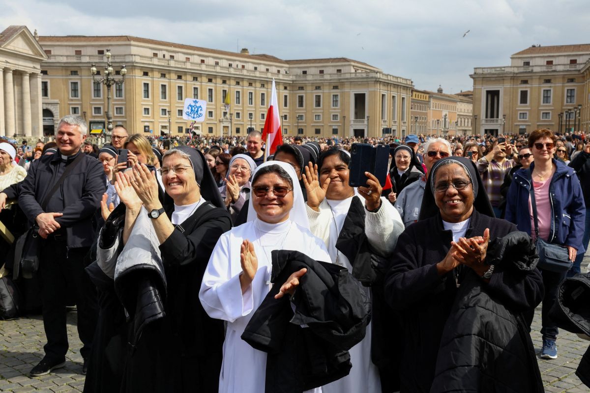 Papież Franciszek: Dostaje się, pierwszy publiczny wygląd