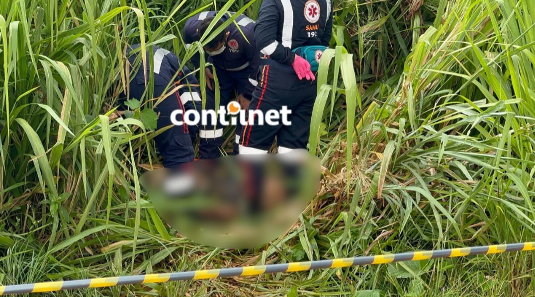 Body of Man z marką strzelania znajduje się w lesie w Rio Branco